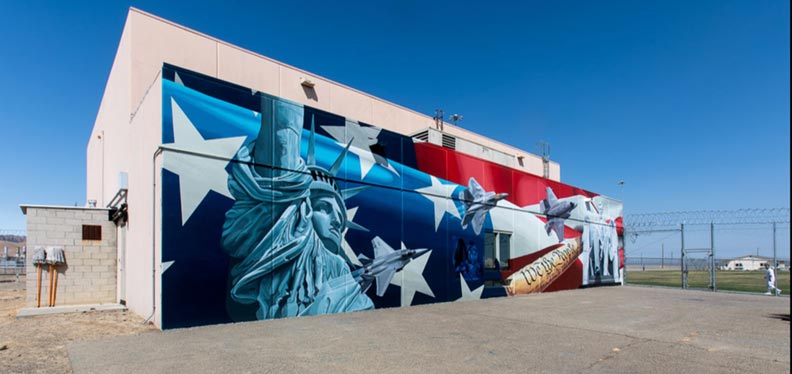 Mural of stars and stripes and Statue of Liberty
